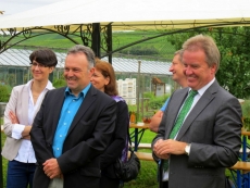 Ina Rosenthal, Josha Frey, Thomas Brehm und Franz Untersteller beim Besuch des Energiegewächshauses in Binzen.
