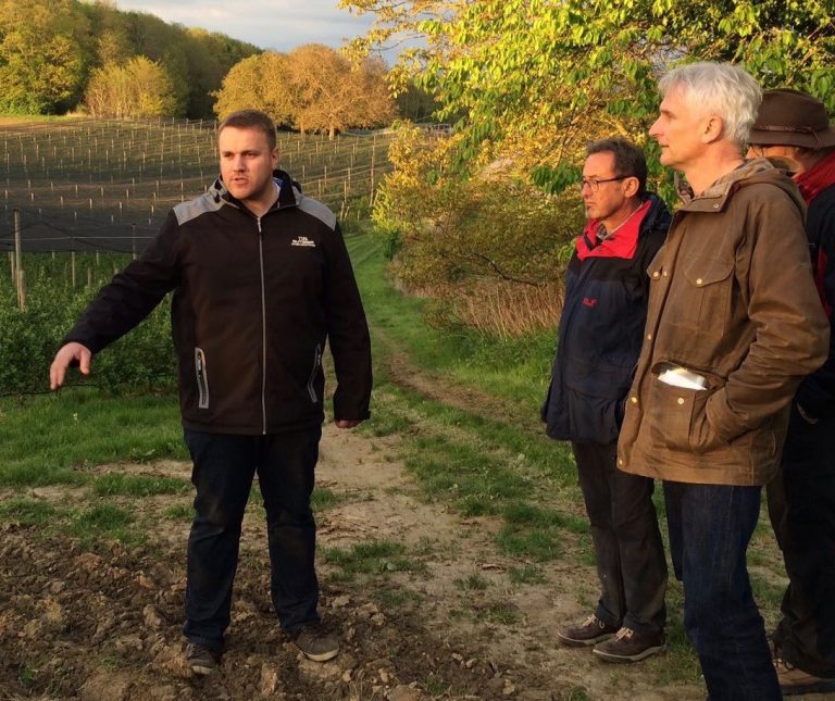 Landwirt und Grüner mit neuem Tonfall – Gerhard Zickenheiner unterwegs mit Kevin Brändlin in Huttingen