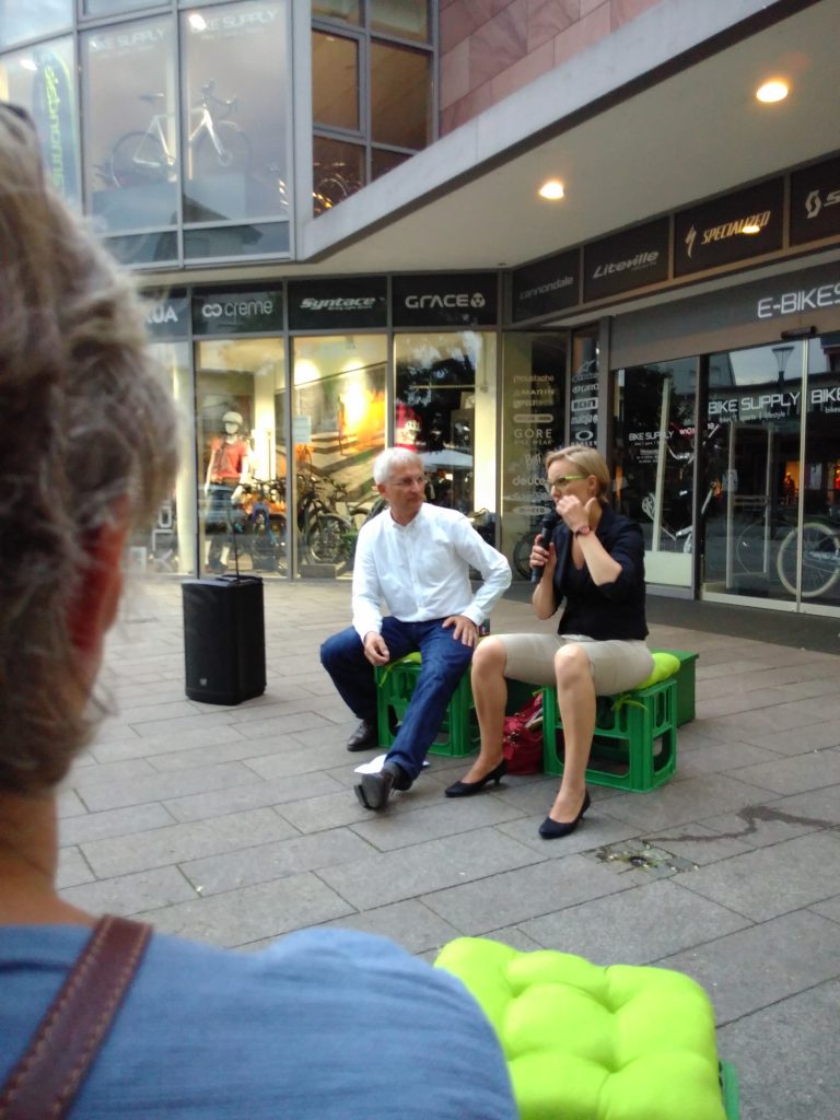 Politik-Flash-Mob mit Franziska Brantner und Gerhard Zickenheiner